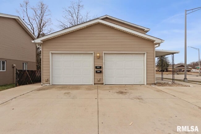 Building Photo - 2020 W Glen Ave