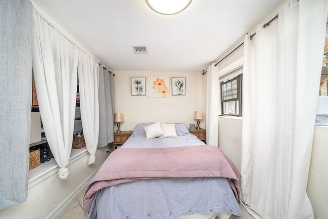 Building Photo - 313 4th St