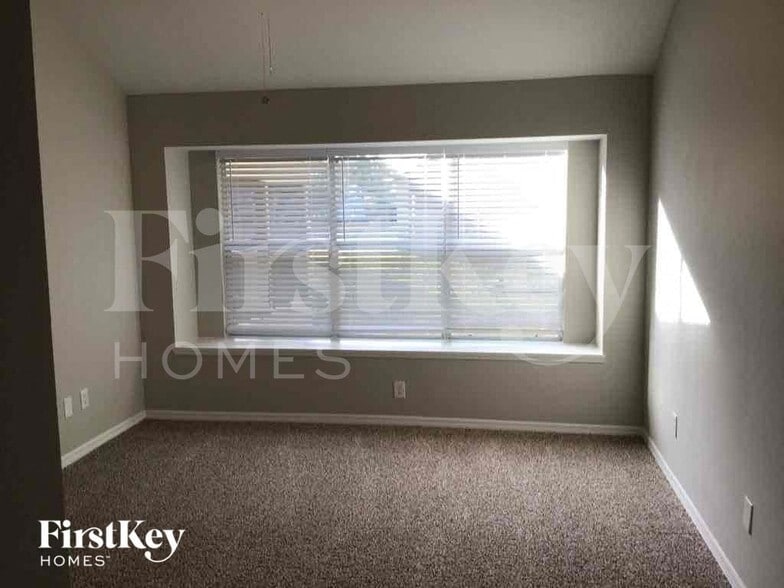 Building Photo - 1575 Pine Ct