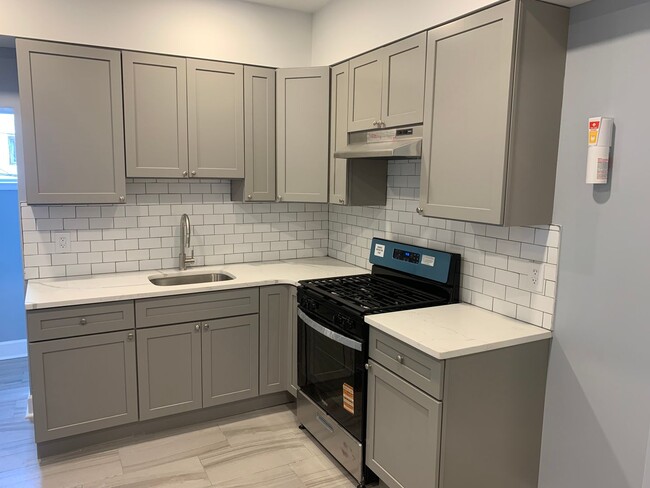 Building Photo - Spacious 3 Bed, 1.5 Bath Home – $1,795/Mon...