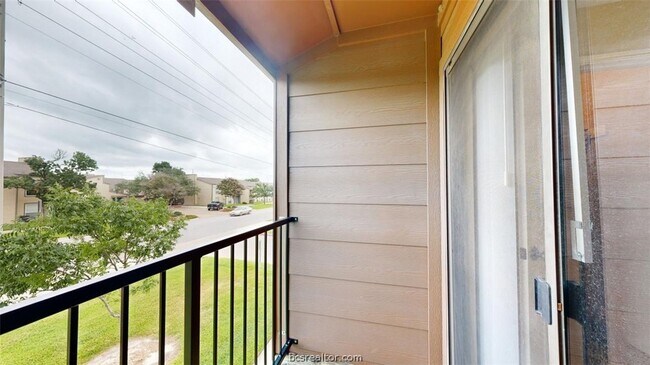 Building Photo - 904 University Oaks Blvd