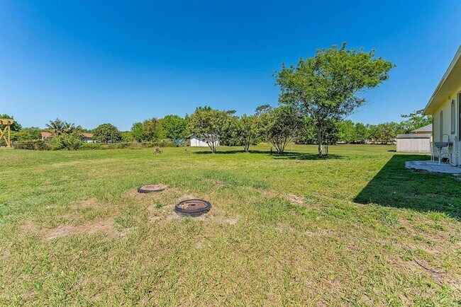 Building Photo - 2832 Rodeo Dr