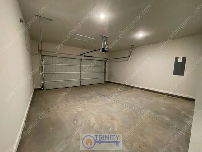 Building Photo - Beautiful and spacious! Ready for move in!