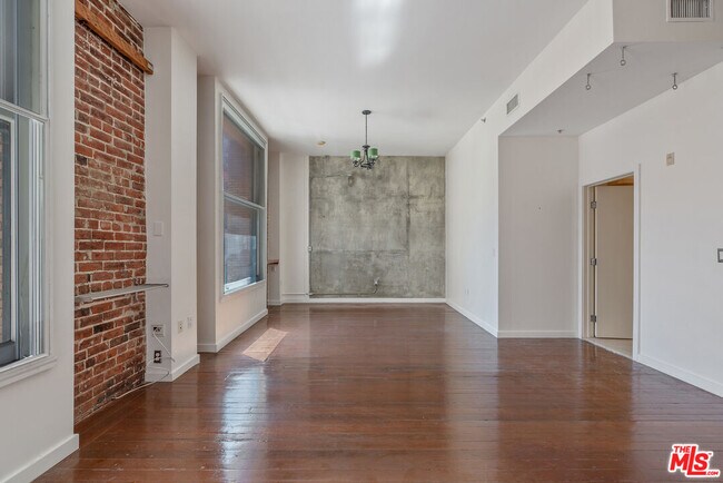 Building Photo - 257 S Spring St