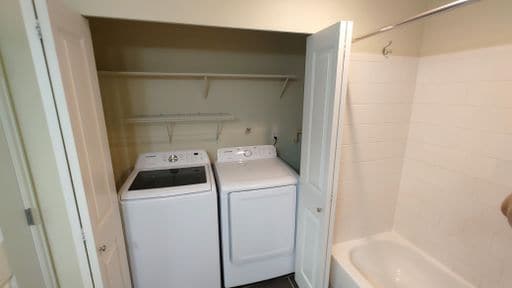 Building Photo - Bothell/Kirkland area 2nd floor 1 bed/1 bath condo with covered parking available by Jan 15th at ...