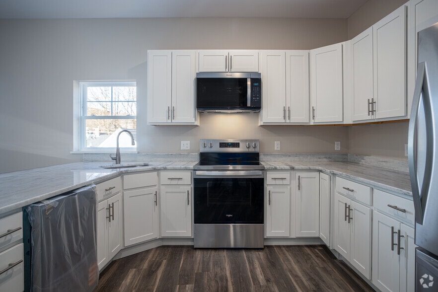 1BR, 1BA - 798SF - Kitchen - Fallview on Main- 186 Main Street