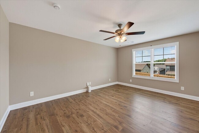 Building Photo - Pet Friendly Three Bedroom!