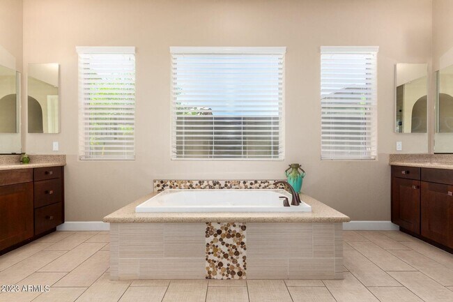Building Photo - Gorgeous 5 bed 4.5 bath single level home in Scottsdale