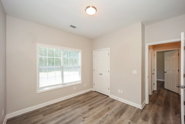 Building Photo - 83 Robinson Ln