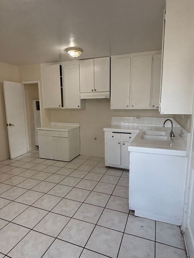 Building Photo - Spacious 3 bedroom available now!