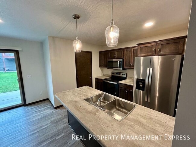 Building Photo - 3 Bed 1.5 Bath in West Sioux Falls