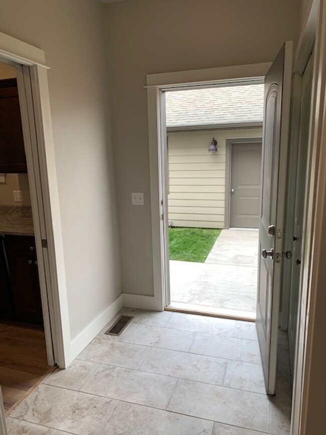 Building Photo - Cute and Clean Townhouse