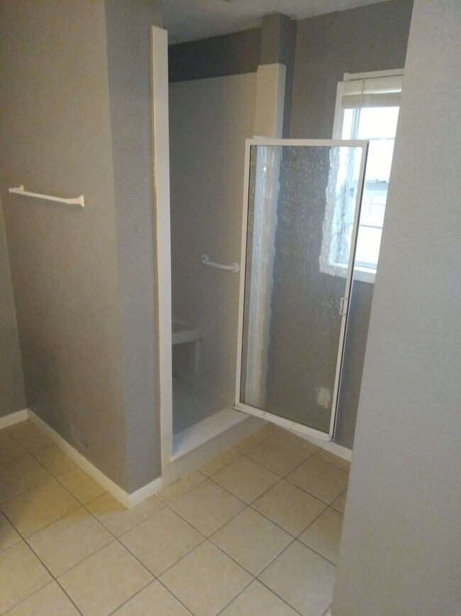 Building Photo - 2/2 Bath House PAISD School!