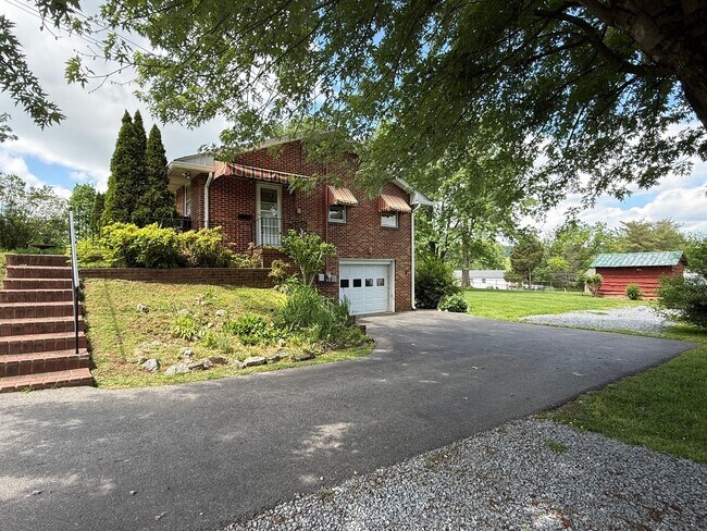 Building Photo - Beautiful 3 bedroom- North Johnson City