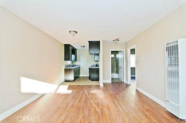 Building Photo - 620 1/2 W 59th Place Unit