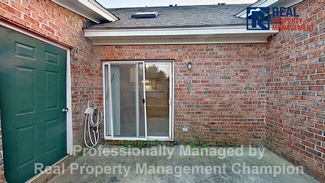 Building Photo - 3 Bedroom Townhome near Monkey Junction