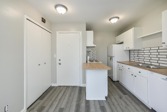 Building Photo - 9275 Brookside Dr
