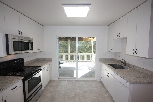 Building Photo - Outside Leasing - 10 Andorra Ct