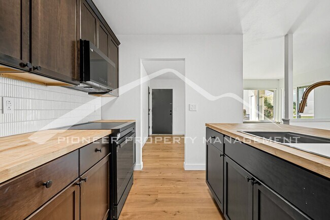 Building Photo - 8762 Chase Dr