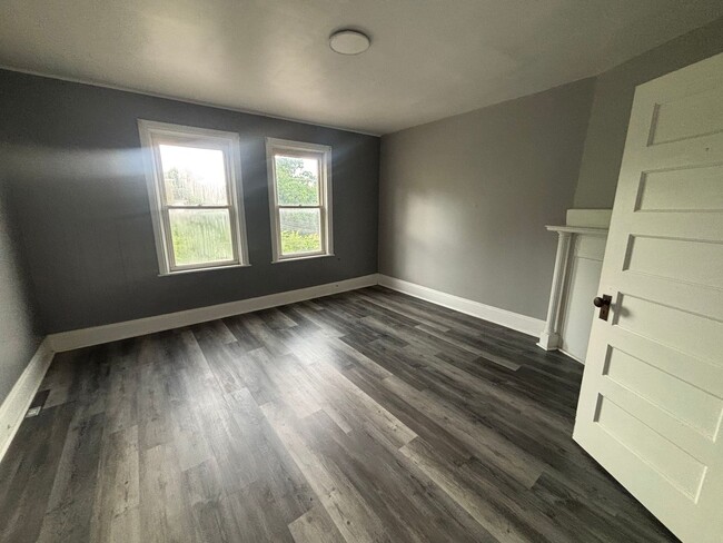 Building Photo - 2 bedroom 1 bath house for rent in Mt Wash...