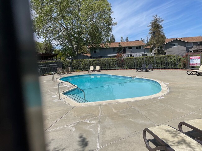 Building Photo - Spacious 2 Bedroom, 1 Bath Apartment w/ 1 Car Covered parking and onsite laundry