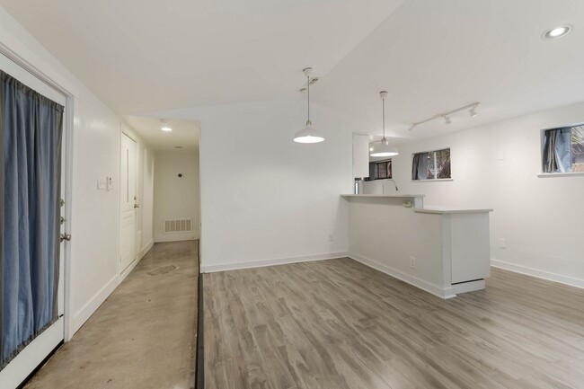 Building Photo - 121 W Woodlawn Ave