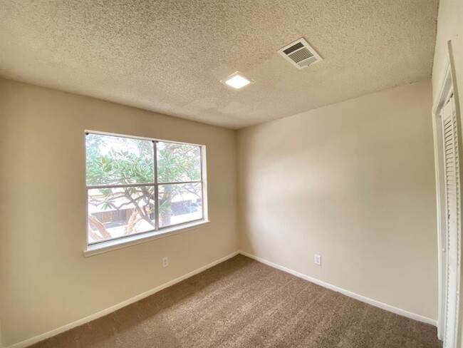 Building Photo - 7700 Creekbend Dr