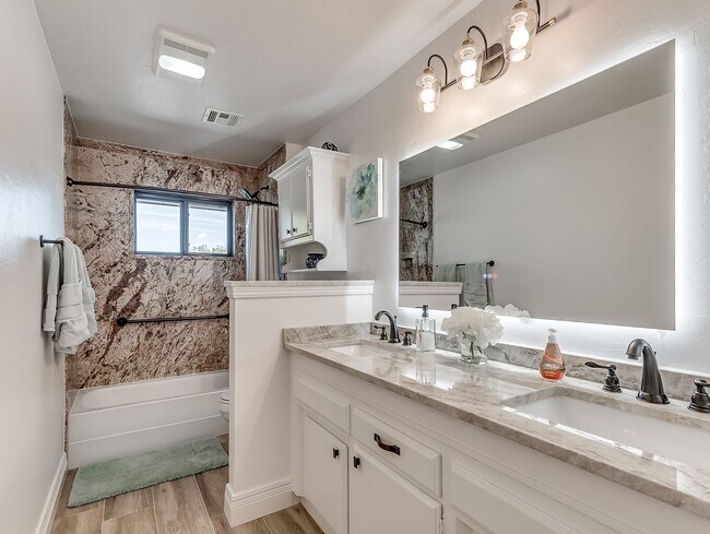 Building Photo - Fully Furnished Short Term Rental