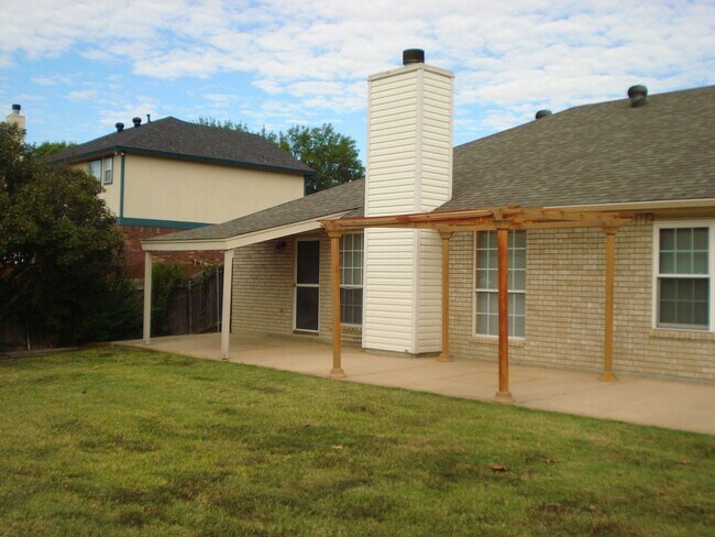 Building Photo - 2405 Creek Dr