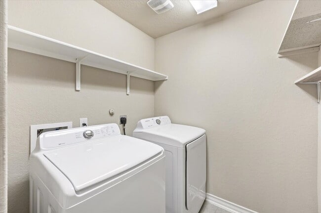 Building Photo - Large, 4 bedroom single story in a beautiful community full of amenities for you to enjoy!