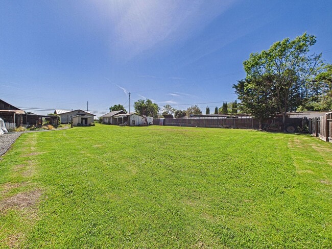 Building Photo - 2 bed 1 bath - Beautiful Outdoor Living