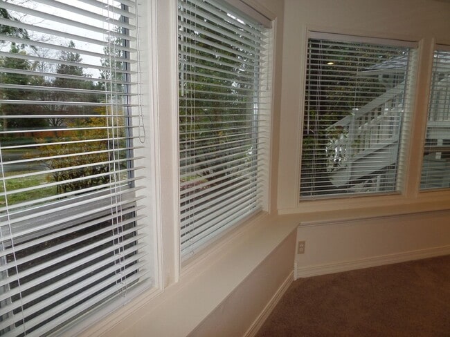 Building Photo - Fantastic HUGE Remodeled 4 Bedroom Home Wi...