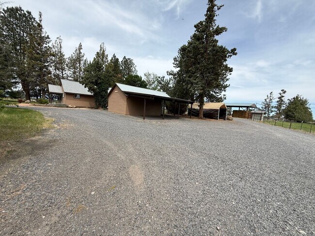 Building Photo - 2 Bed/1.5 Bath Single Level Farm House with Mountain Views