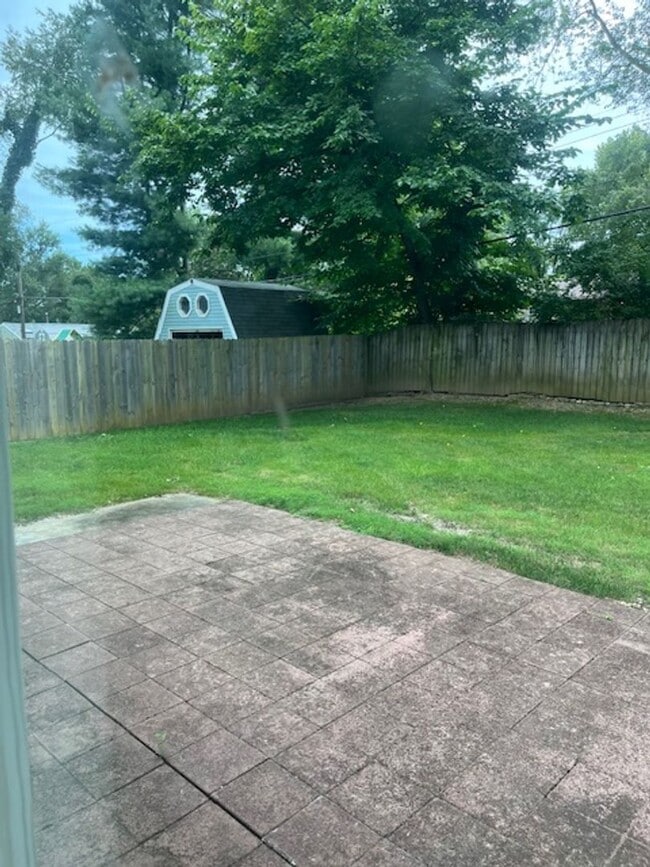 Building Photo - 3 bedroom, 2 bath home - Comfortable, Upda...