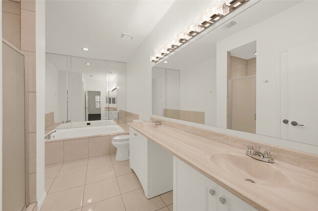 Building Photo - 2860 Holly Hall St