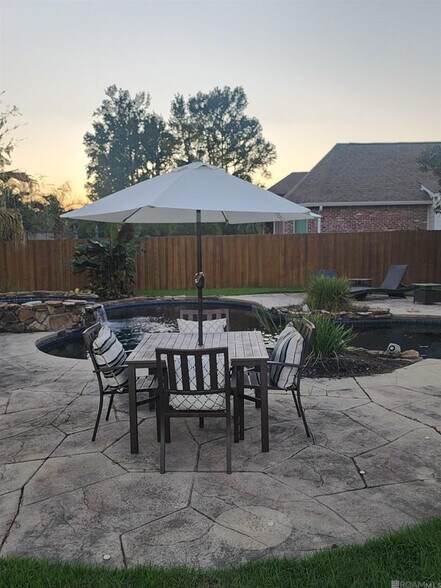 Building Photo - 37313 Mindy Wy Ave