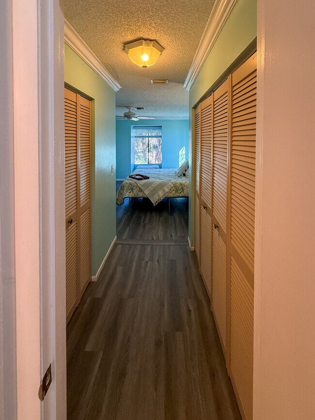 Building Photo - 800 NW Fork Rd