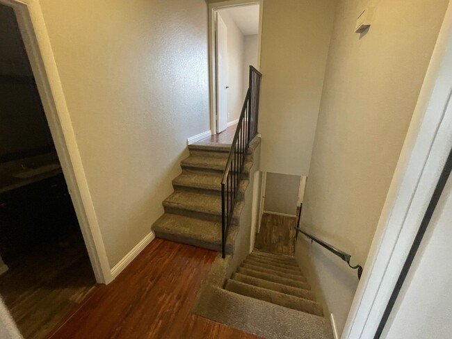 Building Photo - 3 Bed/ 2.5.Ba 2 story townhome , Gated Com...