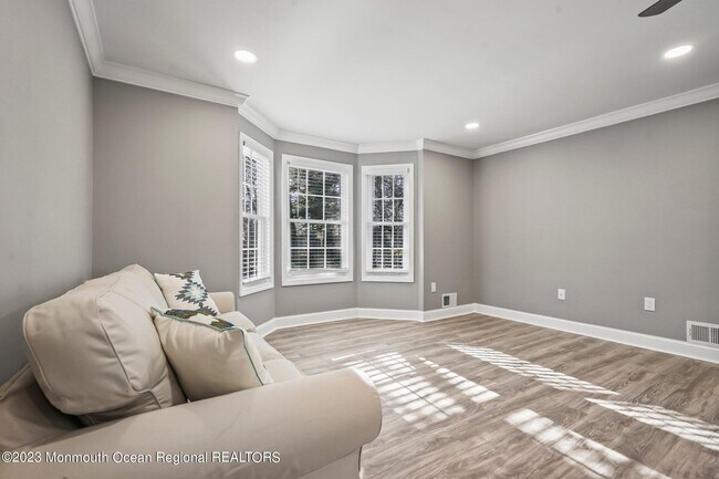 Building Photo - 7 Tulip Ln