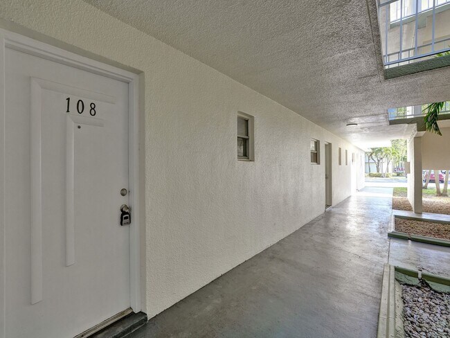 Building Photo - Renovated & Updated 2 Bed/2 Bath Condo with Patio – Prime Springcrest Location!