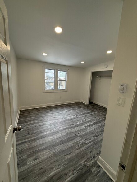 1ST ROOM - 424 W Oak St