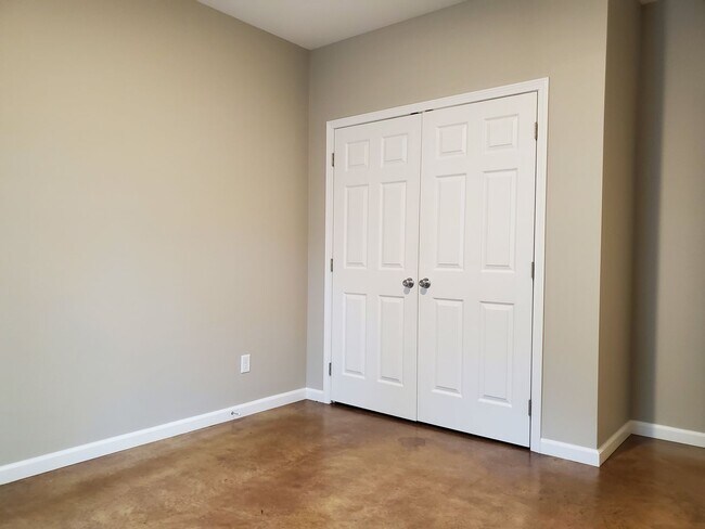 Building Photo - 2 Bedroom, 1 Bath Apartment