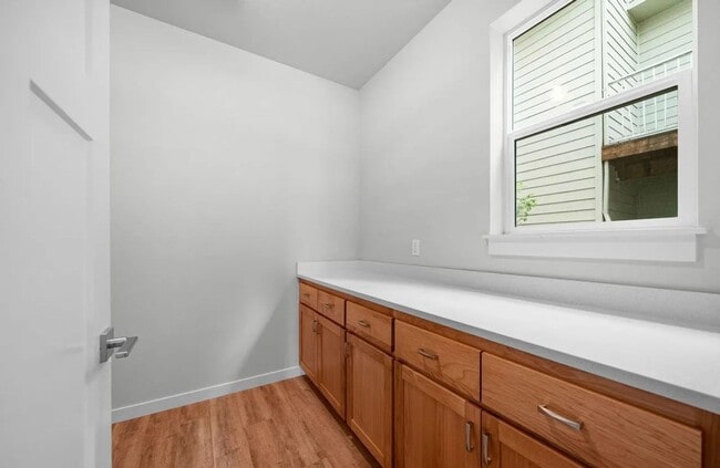 Building Photo - 865 SW Grove St