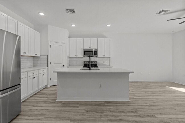 Building Photo - 548 Knapp St
