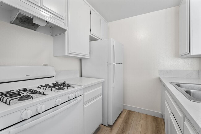 Building Photo - Top-Floor 1-Bedroom Condo with Vaulted Cei...