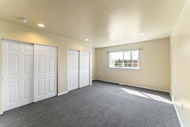 Building Photo - MOVE-IN SPECIAL! $500 plus Security Deposi...