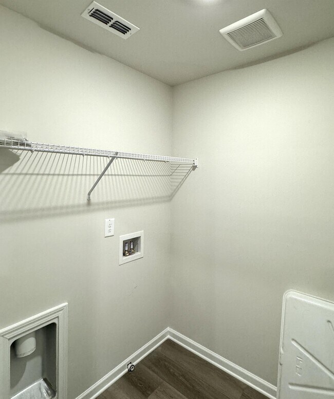 Building Photo - 3635 Shore Wood Ave