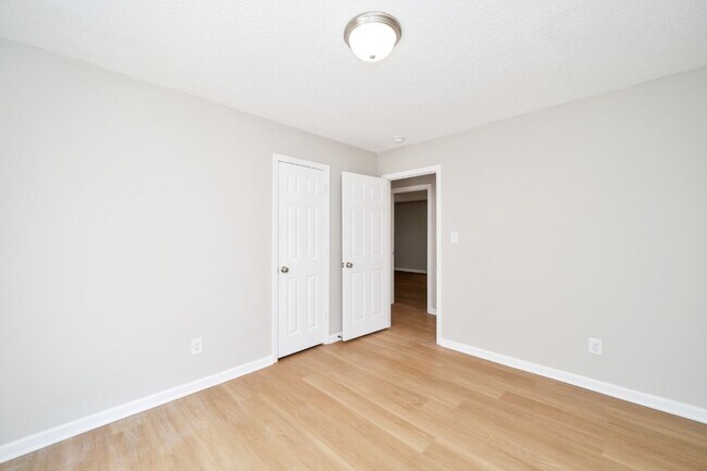 Building Photo - 429 Surrey Cir