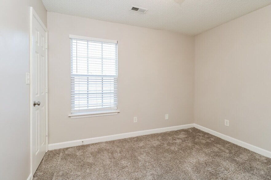 Building Photo - 515 River View Dr