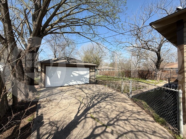 Building Photo - 1539 Yucca Dr